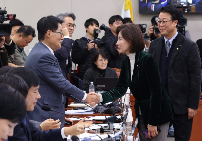 새해 첫 법사위, '악수하는 여야 의원들'