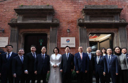 “대한민국이 지키겠습니다”…李대통령, 상하이 임정 청사 방문