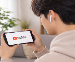 "몇번 보니 극우 채널로 도배"…편향된 알고리즘의 포로들