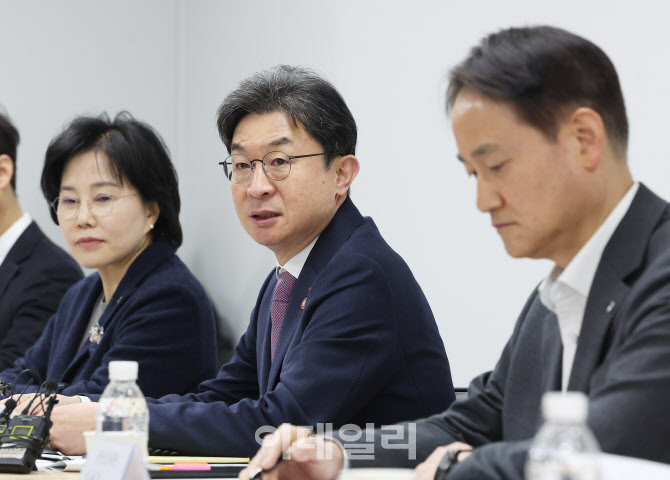포용적 금융 대전환 제1차 회의 주재하는 이억원 금융위원장                                                                                                                                          