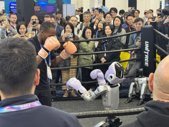 [르포]中 권투로봇 잽에 ‘와’ 탄성…계단 오르내리기도 자유자재