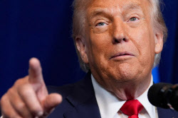 美연방대법원, 트럼프 관세 소송 판결 미뤄…“향후 2주 주목”(종합)