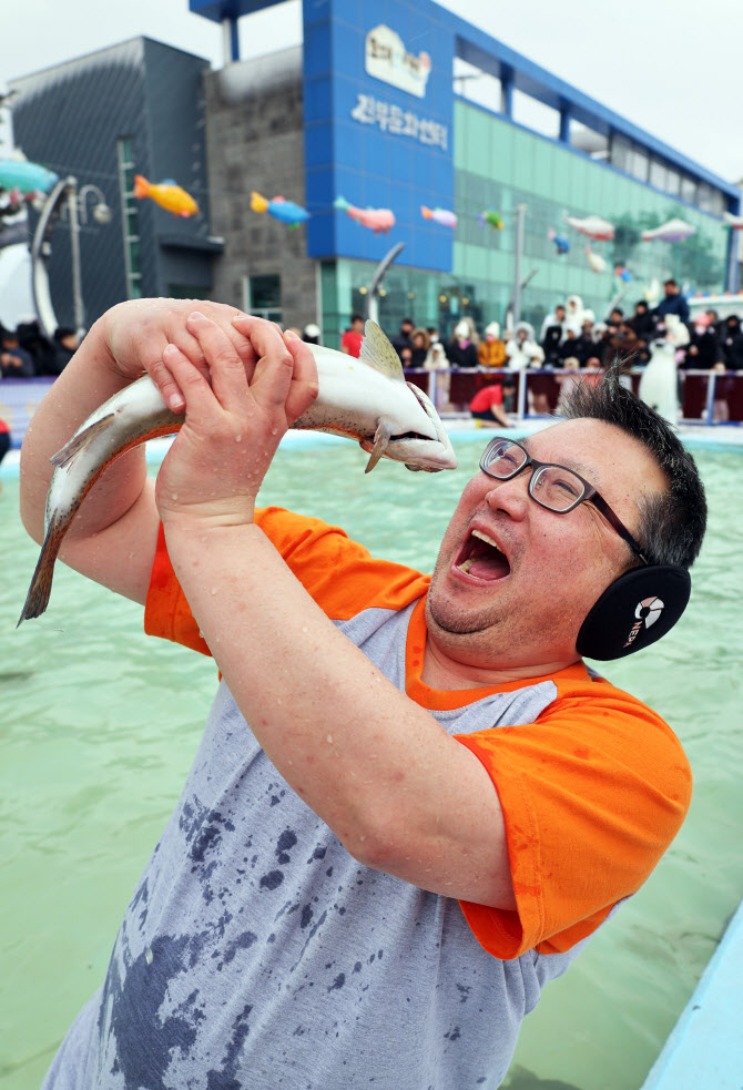  송어 맨손잡기 체험 즐기는 방문객                                                                                                                                                                 
