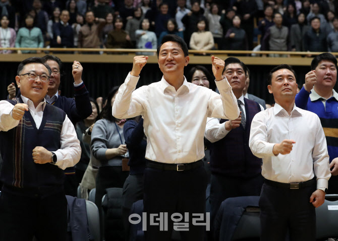  스트레칭하는 오세훈 시장                                                                                                                                                                         