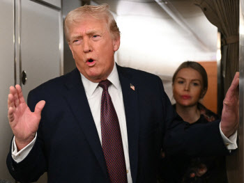 [속보] 트럼프 “이란과 거래 국가, 대미 거래시 25% 관세 부과”