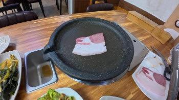 “이건 ‘돈차돌’이에요 손님”…‘비계 삼겹살’ 논란에 결국