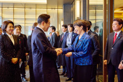 직접 맞이부터 목례까지…한일 정상의 배려가 만든 장면들