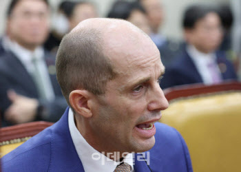 조사 앞둔 로저스 쿠팡 대표 이미 출국…“입국 시 출국 정지 검토”