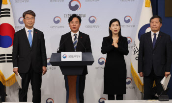 중노위 "노란봉투법 우려 일부 인정…기업도 대화 나서야"