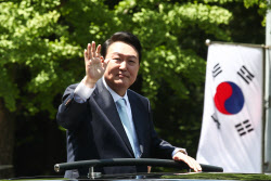 'V1'에서 '수형번호 3617'로…윤석열 12·3계엄이 부른 몰락