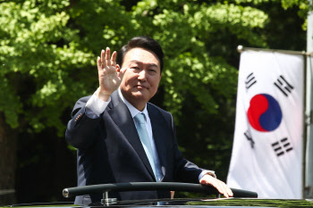 'V1'에서 '수용번호 3617'로…윤석열 12·3계엄이 부른 몰락