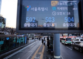 "오늘도 출근전쟁" 서울 시내버스 파업 이틀째…오후 협상 재개