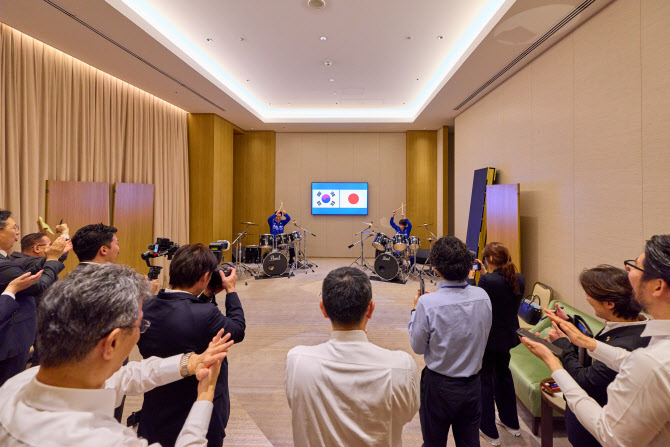  드럼 합주하는 한일 정상                                                                                                                                                                          