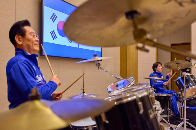  드럼 합주하는 한일 정상                                                                                                                                                                          