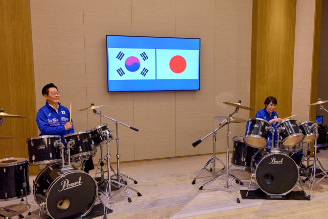  드럼 합주하는 한일 정상                                                                                                                                                                          