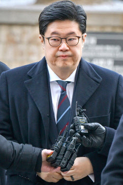 '사기 혐의' 김병주 MKB 회장 구속 면해…"충분한 방어 기회 줘야"