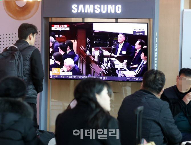  뉴스 시청하는 시민들                                                                                                                                                                             
