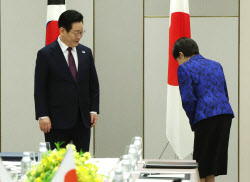 “다카이치는 90도 인사하던데”…중국, 한·일 회담 ‘온도차’ 지적