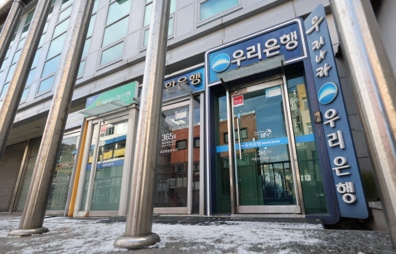 작년 가계대출 37.6조 늘어 증가폭 둔화…은행 고액 주담대 취급 부담 높인다