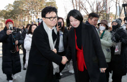 [포토]악수하는 한동훈-배현진                                                                                                                                                                            