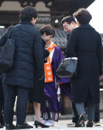 "미리 알려줬어야죠"...다카이치가 가리킨 '李대통령 운동화' 뭐길래