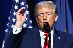 트럼프 ‘신용카드 금리’ 전쟁…왜 월가는 물러서지 않나