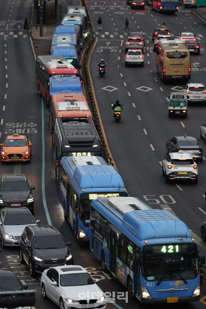 버스전용차로에 이틀만에 등장한 시내버스                                                                                                                                                           
