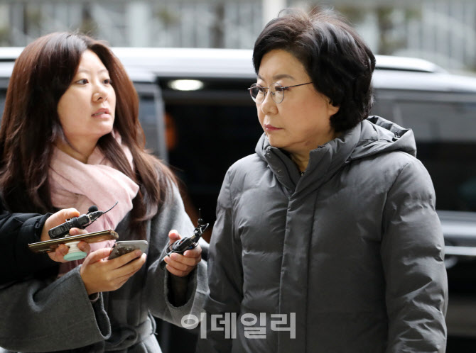  표정 굳은 이혜훈 기획예산처 장관 후보자                                                                                                                                                          