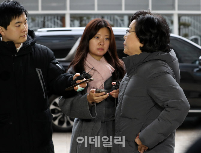  카메라가 불편한 이혜훈 기획예산처 장관 후보자                                                                                                                                                    