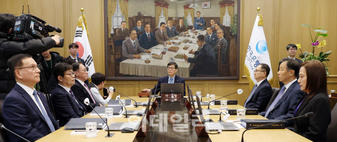 금융통화위원회 본회의 열려                                                                                                                                                                        