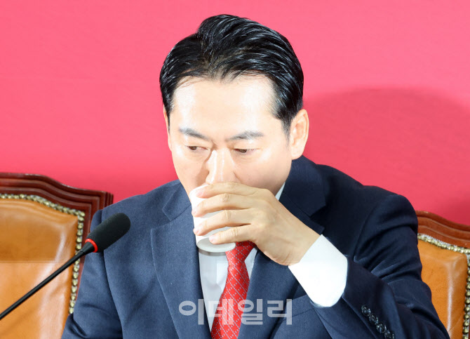 물 마시는 장동혁 국민의힘 대표                                                                                                                                                                    