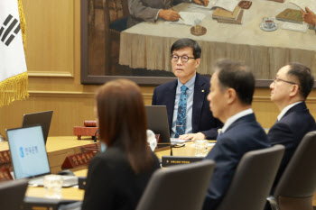 이창용 “금리동결 금통위 전원 일치…외환·주택시장 계속 유의”