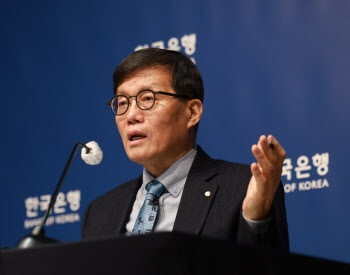 이창용 "금리로 환율 잡으려면 200~300bp 올려야 할 것"(종합)