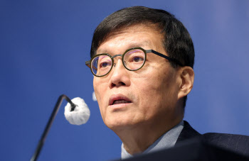 금리 동결기 공식화한 한은…환율 안정에 '총력'