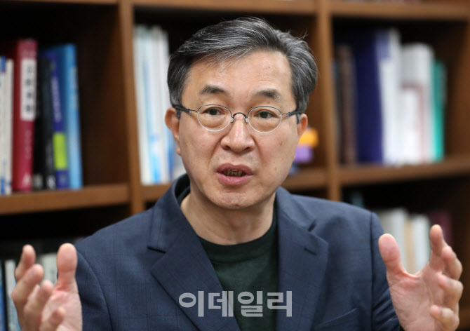“대형마트 발 묶은 낡은 규제, 쿠팡 갑질 키워…유통법 대수술 시급”