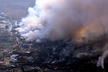 구룡마을 큰 불길 잡혔다…대응 1단계로 하향, 잔불 정리중(종합)