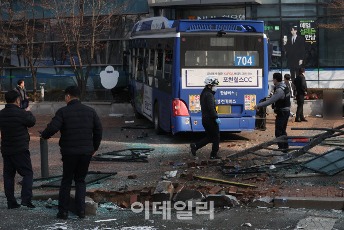 서대문역 사거리에서 버스 돌진                                                                                                                                                                     