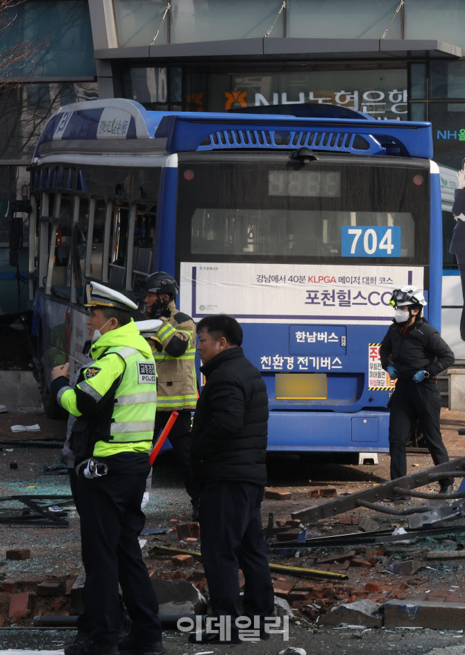 버스 서대문역 인근도로 이탈해 건물 충돌                                                                                                                                                           