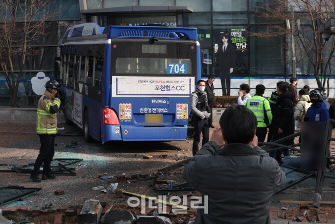 서대문역 일대 버스 도로 이탈해 건물에 충돌                                                                                                                                                        