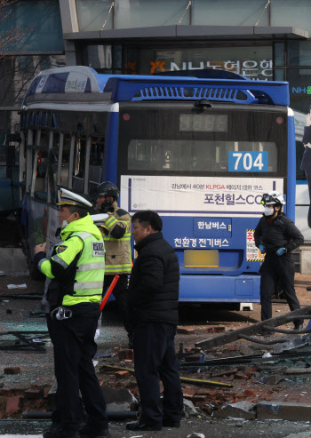 "20~30m 빠르게 달려오더니"…서대문역 버스 사고, 급발진 의심도(종합)