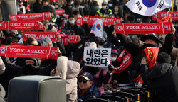 `尹 징역 5년` 선고에 법원 앞 지지자들 눈물…