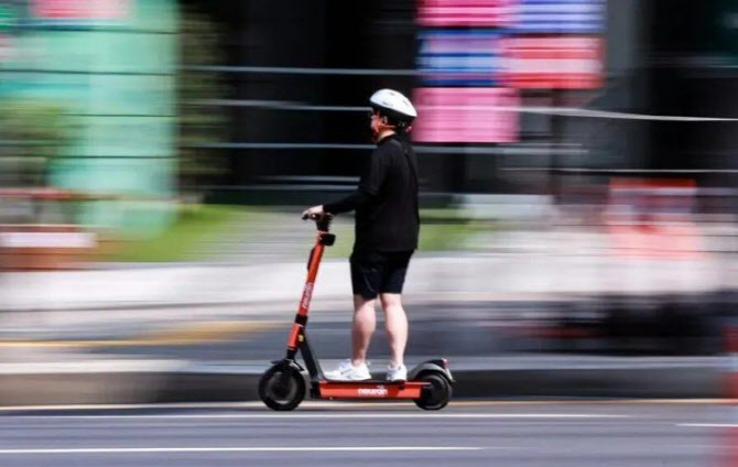 사고 급증한 공유킥보드, 보험 의무화 추진에도 ‘보장 공백’ 남아