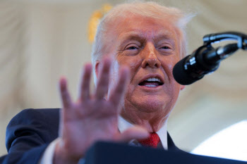 트럼프, 관세로 그린란드 압박…나토 동맹 정면 겨눈 ‘초강수’(재종합)