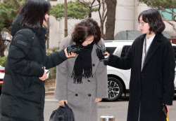 [포토]고개숙인 김경                                                                                                                                                                                     