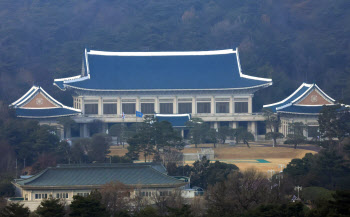 청와대, 트럼프 반도체 포고령에 “한·미 ‘불리하지 않은 대우’ 원칙”