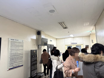 고금리에 흔들리는 '영끌족'…법원 경매장은 `북적`