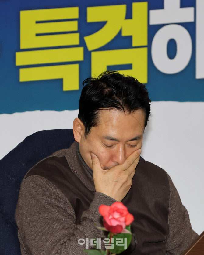 생각에 빠진 장동혁 국민의힘 대표                                                                                                                                                                  