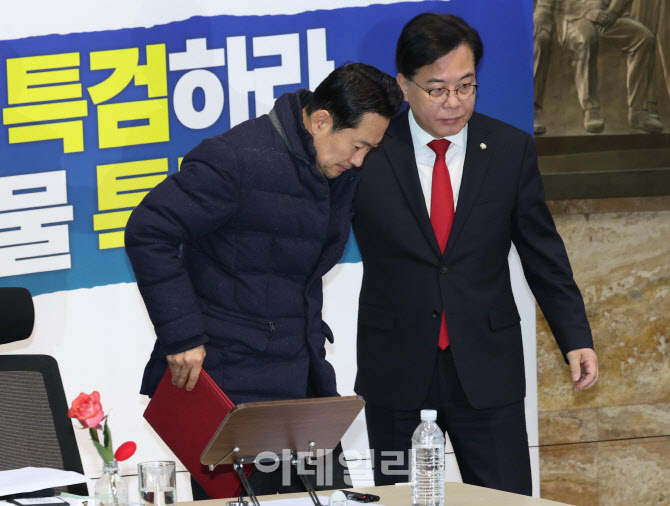 '부축받는 장동혁 대표'                                                                                                                                                                  