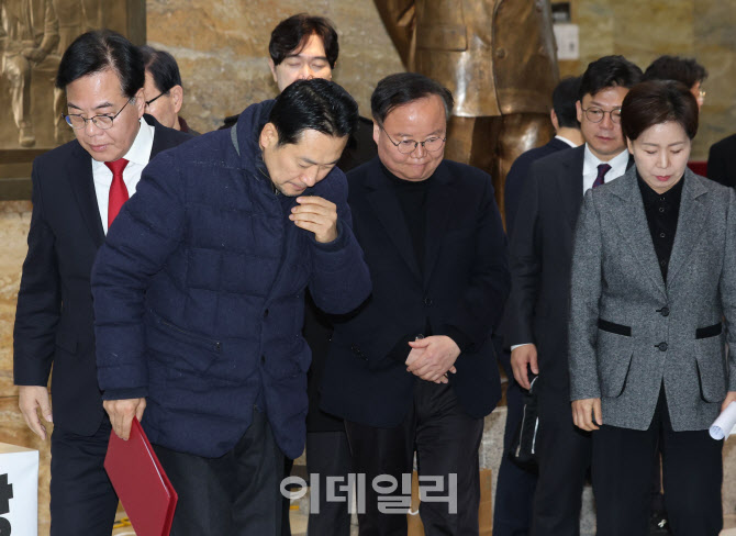 '최고위 참석하는 장동혁 당대표'                                                                                                                                                         