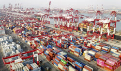 중국 경제, 수출 선방 힘입어 연간 5% 성장세 이어가(상보)